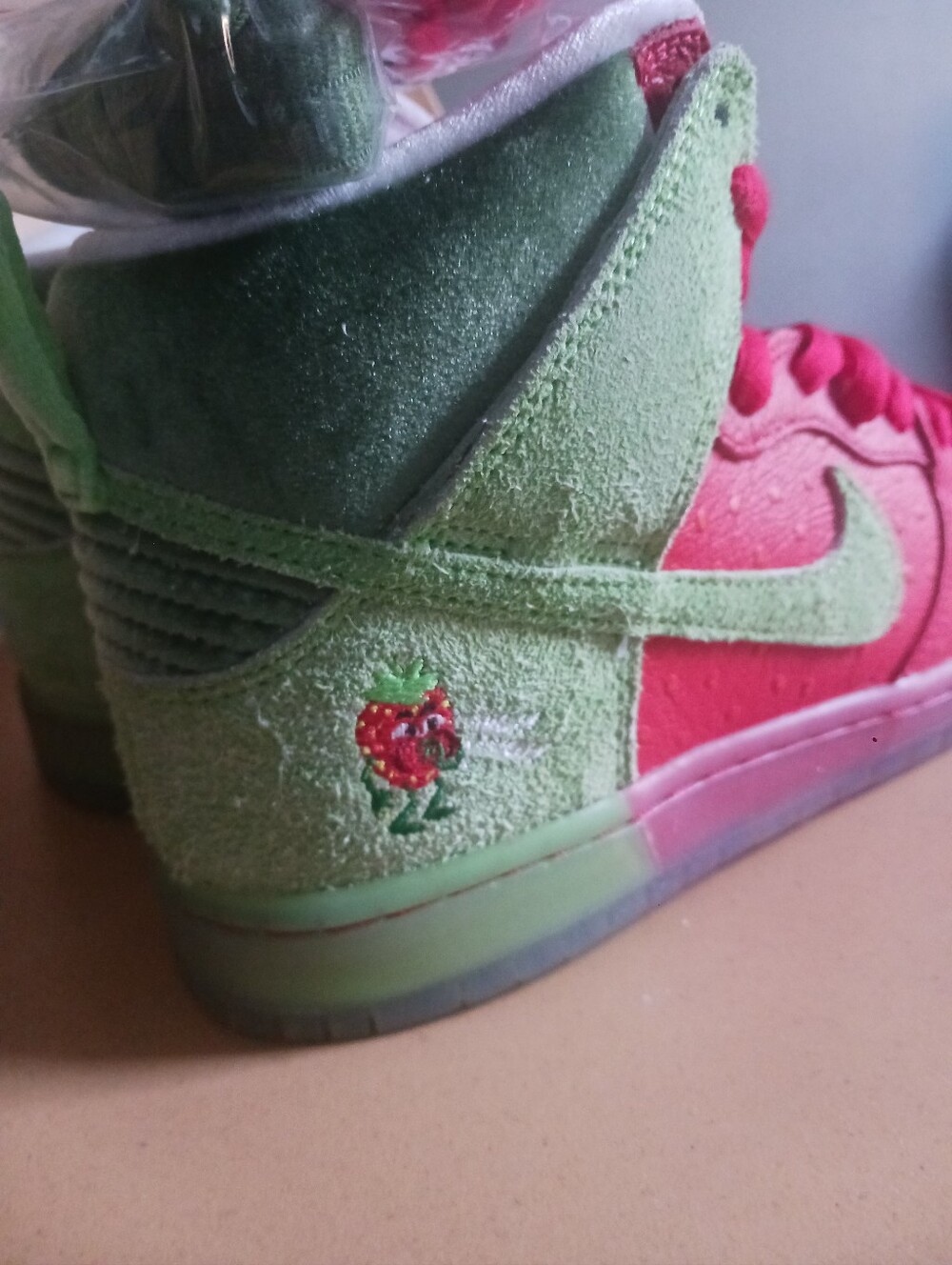 NEW Nike SB Dunk High Sneakers Strawberry Cough, Size EU 40, UK 6, US 7 - Picture 2 of 12